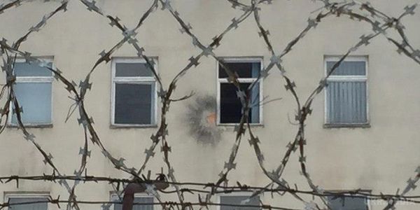У Рівному обстріляли військкомат, пошкоджено вікна та частина стіни, - МВС. В стіні будівлі в результаті обстрілу утворилася воронка глибиною близько 2 см, постраждалих немає