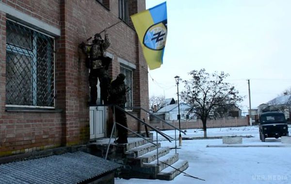 Полк «Азов» встановив свій прапор у звільненому Комінтернове (відео). У визволених населених пунктах під Маріуполем Збройні сили України стали вішати жовто-блакитні прапори і прапори. 