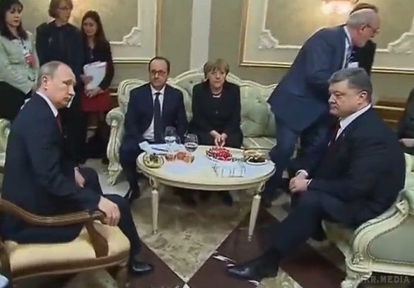 У Блоці Порошенко пояснили, куди він виходив під час переговорів в Мінську. Президент говорив по телефону з Генштабом.
