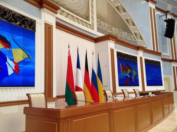 Лідери "нормандської четвірки" не будуть проводити спільну прес-конференцію в Мінську, - джерело. Спільної прес-конференції за підсумками переговорів нормандської четвірки в Мінську не буде.