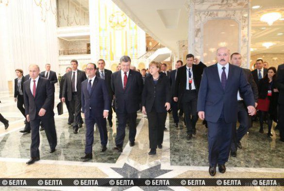 Порошенко вийшов із зали, де проходили переговори. Порошенко вийшов із зали, в якій проходили переговори, і попрямував, імовірно, до місця, де повинен бути підписаний підсумковий документ