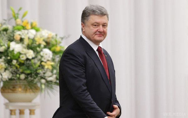 Порошенко зробив заяву за підсумками зустрічі в Мінську. Президент України Петро Порошенко заявив, що тристороння контактна група домовилася про припинення вогню з 15 лютого.