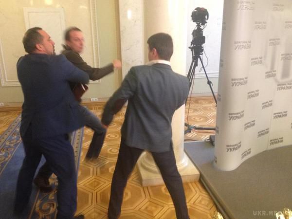 Гройсман так прокоментував бійку Соболєва та Івченко.  Сьогодні два депутати від Самопомочи і Батьківщини влаштували бійку спочатку в залі Ради, а потім продовжили з'ясовувати стосунки в кулуарах 