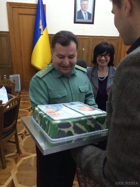 Торт з Путіним. Міністру оборони Полтораку на ювілей подарували креативний подарунок(фото). Полтораку подарували цікавий торт