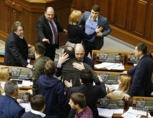 До крові: Депутати Єгор Соболєв та Вадим Івченко побилися в Раді (фото, відео). У ВР сталася бійка між нардепом від Самопомочі Єгором Соболєвим та депутатом від Батьківщини Вадимом Івченко .  Билися нардепи  після брифінгу Івченко на другому поверсі парламенту в кулуарах.