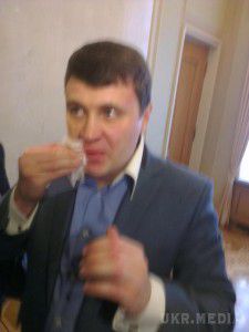 До крові: Депутати Єгор Соболєв та Вадим Івченко побилися в Раді (фото, відео). У ВР сталася бійка між нардепом від Самопомочі Єгором Соболєвим та депутатом від Батьківщини Вадимом Івченко .  Билися нардепи  після брифінгу Івченко на другому поверсі парламенту в кулуарах.
