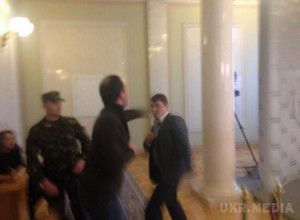До крові: Депутати Єгор Соболєв та Вадим Івченко побилися в Раді (фото, відео). У ВР сталася бійка між нардепом від Самопомочі Єгором Соболєвим та депутатом від Батьківщини Вадимом Івченко .  Билися нардепи  після брифінгу Івченко на другому поверсі парламенту в кулуарах.