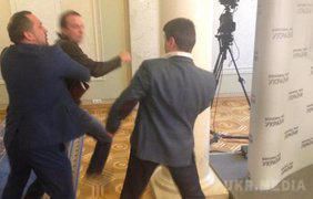 До крові: Депутати Єгор Соболєв та Вадим Івченко побилися в Раді (фото, відео). У ВР сталася бійка між нардепом від Самопомочі Єгором Соболєвим та депутатом від Батьківщини Вадимом Івченко .  Билися нардепи  після брифінгу Івченко на другому поверсі парламенту в кулуарах.