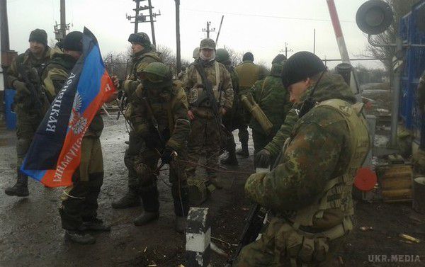 В районі Бахмутської траси і Докучаєвська йдуть бої - військовий експерт. Терористи продовжують активні дії у Донбасі