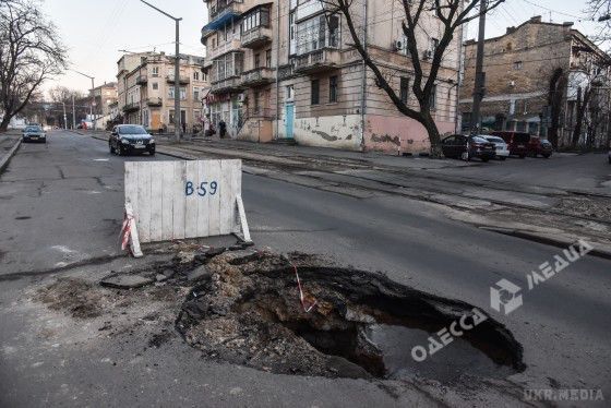 В Одесі пішла під землю частина автодороги, городяни звинувачують катакомби (фото). На Градоначальницькій вулиці сьогодні утворився провал