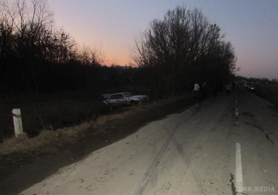 На Тернопільщині чоловік потрапив під автомобіль, рятуючи двох своїх дітей. Під вечір у п'ятницю, 13 лютого, 39-річний житель села Надрічне (Тернопільська область), разом з двома маленькими синами повертався з прогулянки додому. 