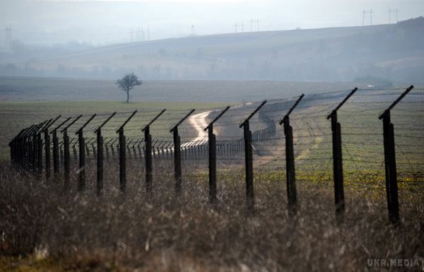 Латвія викуповує у громадян ділянки землі на кордоні з Росією і зміцнює їх. Всього уряд Латвії викупить кілька сотень земельних ділянок.