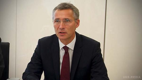 НАТО допомагає Україні у проведенні оборонної реформи. У теж час НАТО не має озброєнь, рішення про надання Україні зброї приймає кожна країна-член Альянсу.