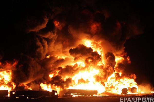 У США вибухнув залізничний потяг з нафтою. Відео. Вчора, 16 лютого, в штаті Західна Верджиния в США в результаті сходу з рейок складу з нафтою стався потужний вибух.