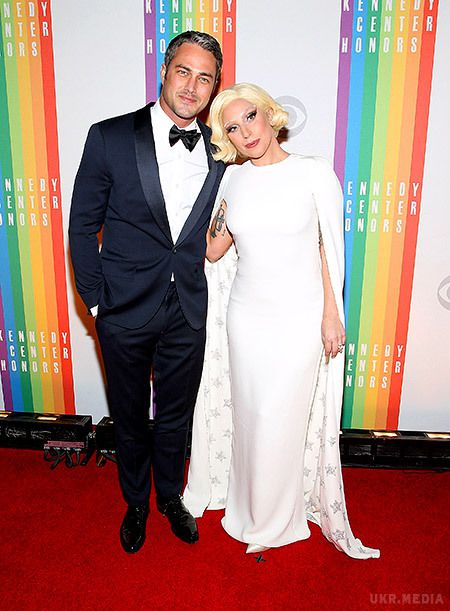 Леді Гага заручена з Тейлором Кінні. Співачка Леді Гага та її бойфренд, зірка телесеріалів "Щоденники вампіра" і "Пожежники Чикаго" Тейлор Кінні заручені.