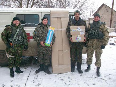 В Станиці Луганській обладнали військовий медпункт, який надає допомогу солдатам і мирним жителям. Волонтери доставили в медпункт кушетку маніпуляційну, бактерицидну кварцову лампу і необхідний набір медикаментів.