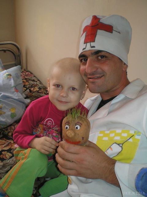 Доктор-клоун лікує рак у дітей сміхом (фото). Одеський Доктор Пігулка вчить діток не боятися лікарів