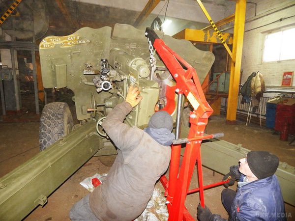 На заводі в Рівному відновлюють українські «Гвоздики» і «Рапіри» (фоторепортаж). На ремонті перебувають 152-мм гаубиці Д-20, 100-мм протитанкові гармати МТ-12 «Рапіра», 85-мм протитанкові гармати Д-48. 