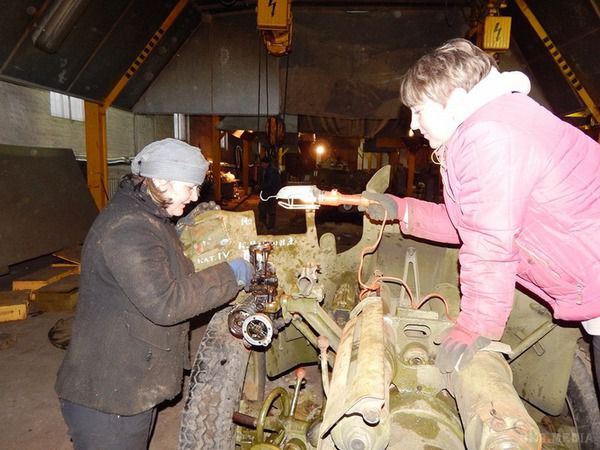 На заводі в Рівному відновлюють українські «Гвоздики» і «Рапіри» (фоторепортаж). На ремонті перебувають 152-мм гаубиці Д-20, 100-мм протитанкові гармати МТ-12 «Рапіра», 85-мм протитанкові гармати Д-48. 