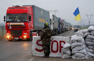 Автоколону рейсу Ахметова затримали на українському блокпосту. На цьому ж блокпосту затримані машини і міжнародних гуманітарних місій, в тому числі ООН