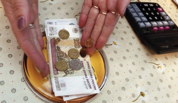 Зарплата росіян за місяць знизилась майже на 29%. Російські споживачі несуть на собі основний тягар економічних проблем. 