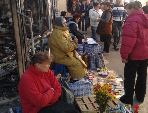 Луганчани продають особисті речі, щоб купити їжу (відео). Луганчани виживають за рахунок торгівлі особистим майном. 