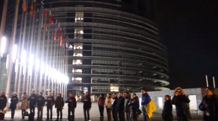 Депутат Європарламенту від Бельгії вимагає негайно відключити РФ від SWIFT. Депутат Європарламенту від Бельгії, член делегації комітету парламентського співробітництва Україна-ЄС Марк Демесмакер виступає за розслідування фактів атаки бойовиками сил АТО при виході з Дебальцеве 18 лютого і посилення санкцій проти РФ.