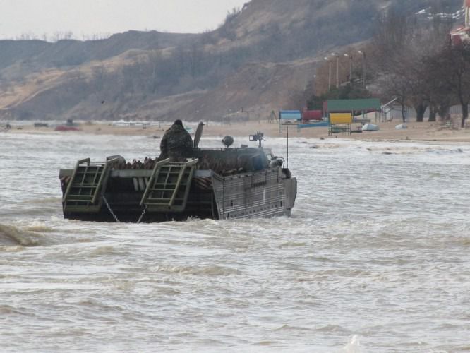 Бойовики з моря обстріляли позиції сил АТО під Маріуполем. В Широкиному біля Маріуполя бойовики на човні підійшли з моря і відкрили вогонь із стрілецької зброї по позиціях сил АТО.