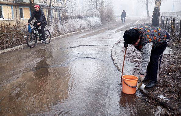 Стріляють менше, але роботи немає, і банки закриті. Мешканці міст у зоні АТО розповіли  про те, як змінилося їхнє життя після 15 лютого - початку "перемир'я"
