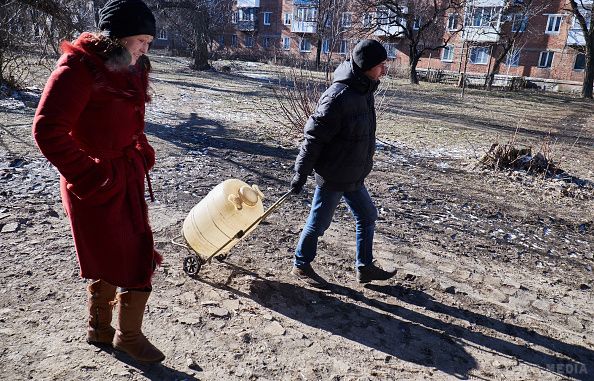 Стріляють менше, але роботи немає, і банки закриті. Мешканці міст у зоні АТО розповіли  про те, як змінилося їхнє життя після 15 лютого - початку "перемир'я"