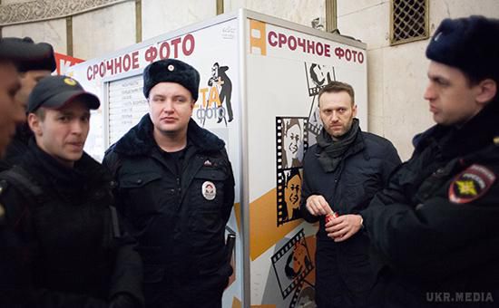 Олексій Навальний заарештований на 15 діб. Пресненський районний суд Москви визнав у четвер, 19 лютого, опозиціонера Олексія Навального винним у неодноразовому порушенні правил проведення публічних акцій і засудив його до 15 діб арешту. 