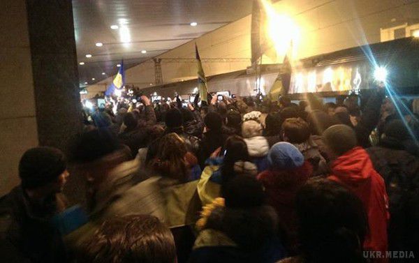 Сотні киян зустріли бійців, які вийшли з Дебальцеве. Кияни вітали повернулися з Дебальцеве героїв