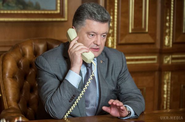 Порошенко запропонував ЄС направити своїх експертів в Спільний центр контролю в АТО. Порошенко і Туск обговорили можливість введення нових обмежувальних заходів стосовно Росії.