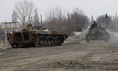 Росія перекинула в Україну понад 130 бойовиків і танки. Позиції під Дебальцеве зайняли російські солдати та десятки одиниць бронетехніки.