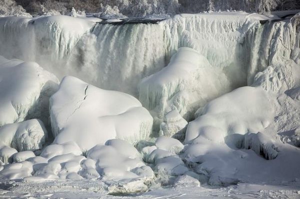 Рекордні морози в США: замерз навіть Ніагарський водоспад. В деяких штатах на сході країни температура опускається нижче - 30°С. На сході США лютують морози. Стовпчики термометрів опускаються до таких рекордних позначок, що навіть замерз Ніагарський водоспад.