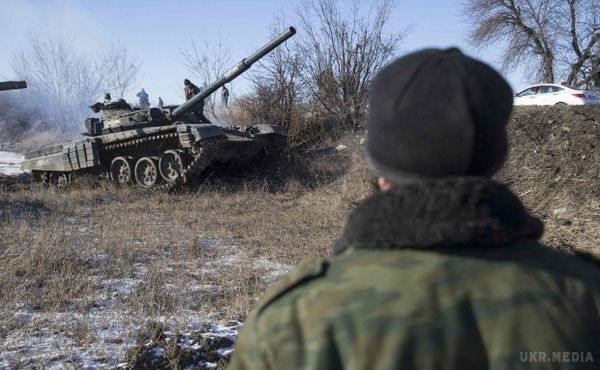 Окупанти стягують війська, танки і артилерію до міста на березі Азовського моря. У Безіменне під Маріуполем з Росії прибуває поповнення для бойовиків з танками та гарматами.