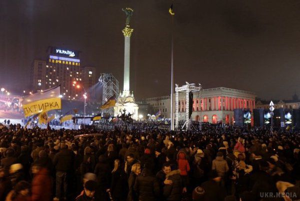 На Майдані зібралися 10 тис. людей, щоб вшанувати пам'ять героїв Небесної сотні (фото). 10 тис. людей зібралися в центрі Києва на Майдані, щоб вшанувати пам'ять загиблих героїв Небесної сотні.