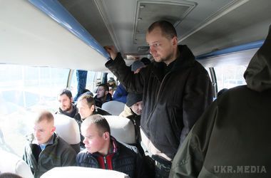 ФОТОФАКТ: Донецьк покинув автобус з полоненими українськими бійцями, яких везуть для обміну (фото). Бойовики планують обміняти близько 40 українських бійців