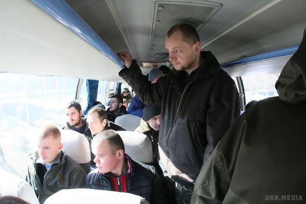 ФОТОФАКТ: Донецьк покинув автобус з полоненими українськими бійцями, яких везуть для обміну (фото). Бойовики планують обміняти близько 40 українських бійців