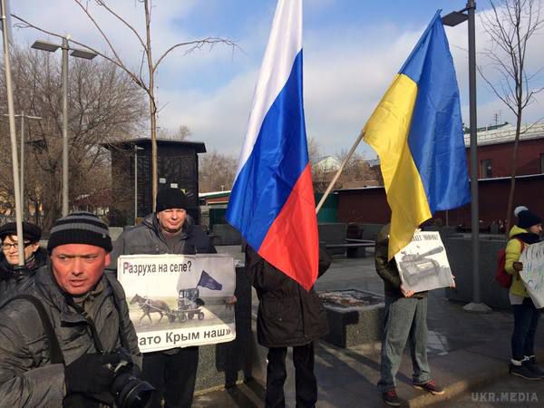 "Це ганьба Росії". У Москві протестували проти війни з Україною. В цей же день пройшли масові акції в центрі Москви зігнаних бюджетників і студентів на підтримку війни в Україні та проти опозиції в Росії