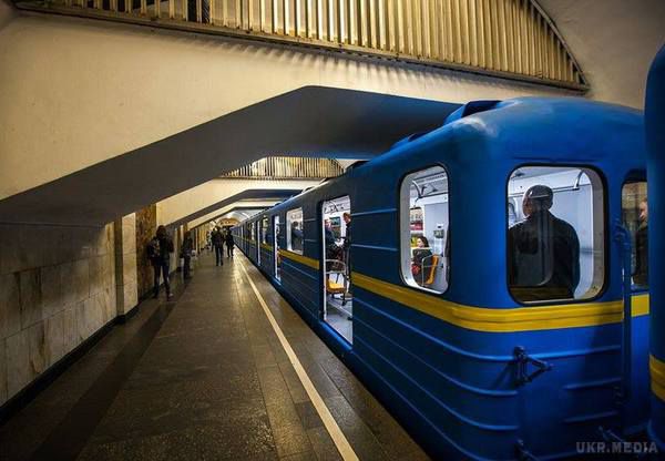 У київському метро хлопець впав на рейки. У Києві хлопець впав на рейки на станції метро «Поштова площа».