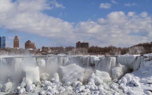 У мережі з'явилося відео замерзлого Ніагарського водоспаду, зняте з безпілотника. У даний момент водоспад майже замерз через аномально холодну зиму