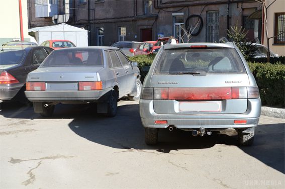 Як автокрадії заробляють на АТО. Бізнес з продажу крадених автівок організував у Тернополі місцевий житель.