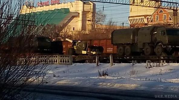  Росія перекидає танки і техніку до кордону з Харковом (фото, карта). У Бєлгородській області, в районі міста Старий Оскол, помічені залізничні ешелони з важкою технікою, танками, БТРами та іншим озброєнням,