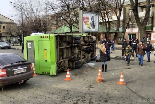 У Харкові перекинувся автобус з пасажирами. ДТП сталося 21 лютого пополудні на проспекті Гагаріна, одній з найбільш жвавих вулиць Харкова. 