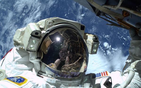 Астронавти NASA провели у відкритому космосі майже 7 годин. Під час "космічної прогулянки" астронавти зробили Селфі