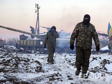 Прес-центр АТО: Бойовики за ніч 12 раз обстріляли позиції українських військових. Чотири рази терористи застосовували "Гради", п'ять разів - артилерію і міномети, повідомили в прес-центрі антитерористичної операції.
