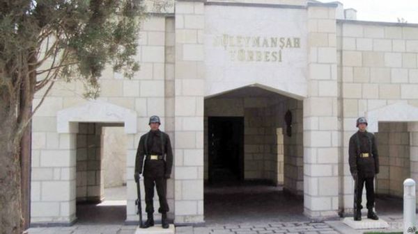 Турецькі війська евакуювали гробницю Сулейман Шаха. Могилу Сулейман Шаха охороняє почесний караул турецької армії - приблизно 40 військовослужбовців.