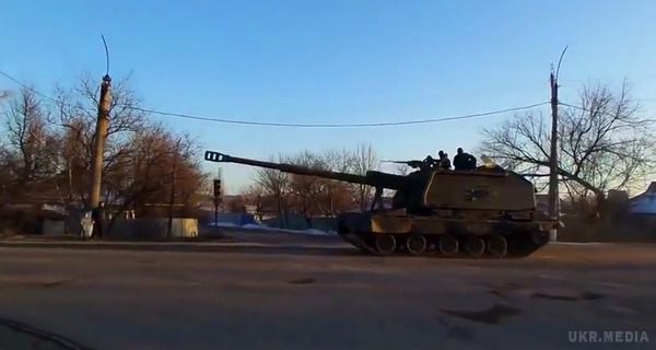 Російські САУ перекидають до фронтової лінії (відео). Помічена колона самохідних гаубиць пересуваються по території так званої ДНР до лінії зіткнення з українською стороною.