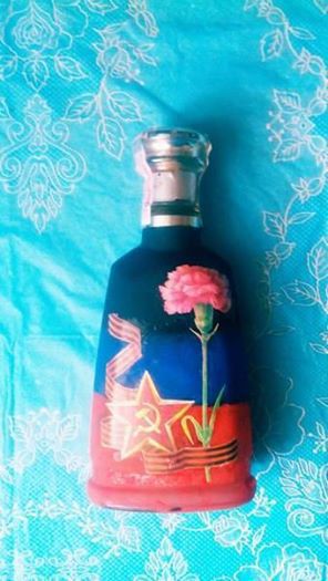 У Макіївці приготували подарунки для чоловіків на радянське свято Дня захисника Вітчизни (фото). Судячи по формі, вміст пляшок представляє з себе спиртне. 